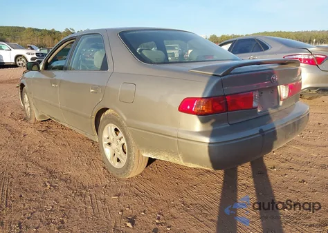2001 Toyota Camry Le z USA, uszkodzony, nr VIN JT2BG28K810539370
